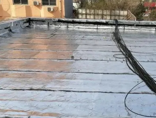 吴桥卫生间漏水维修公司分享下吴桥屋面楼顶防水刚性防水层施工要点。